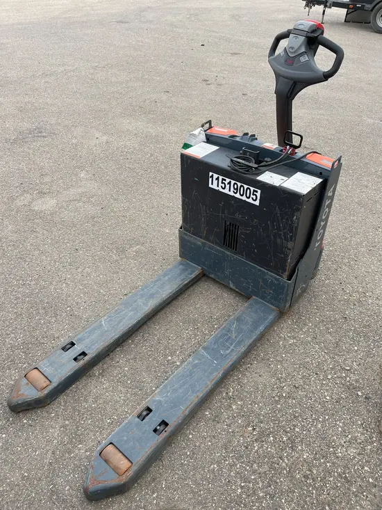 2022 Toyota 8HBW23 Jack