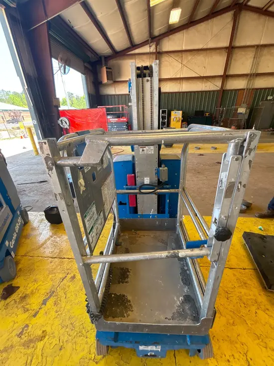 2018 Genie GR-20 Self-Propelled One-Person Lift