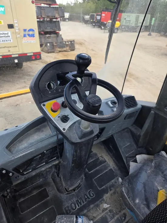 2021 BOMAG BW211D-5 Single Drum Roller